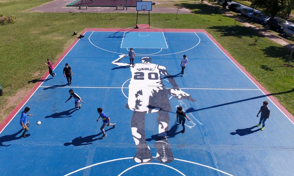 La Comuna 12 reparará la cancha de básquet de La Copita: la nueva pintura cubrirá el mural de Manu Ginobili