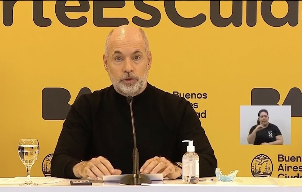 Encuentros sociales de hasta 20 personas en lugares públicos y de hasta 10 al aire libre en domicilios