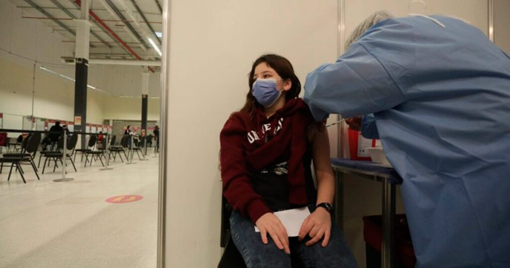 Covid 19: Ya recibieron la primera dosis de vacuna los primeros jóvenes mayores de 18 años