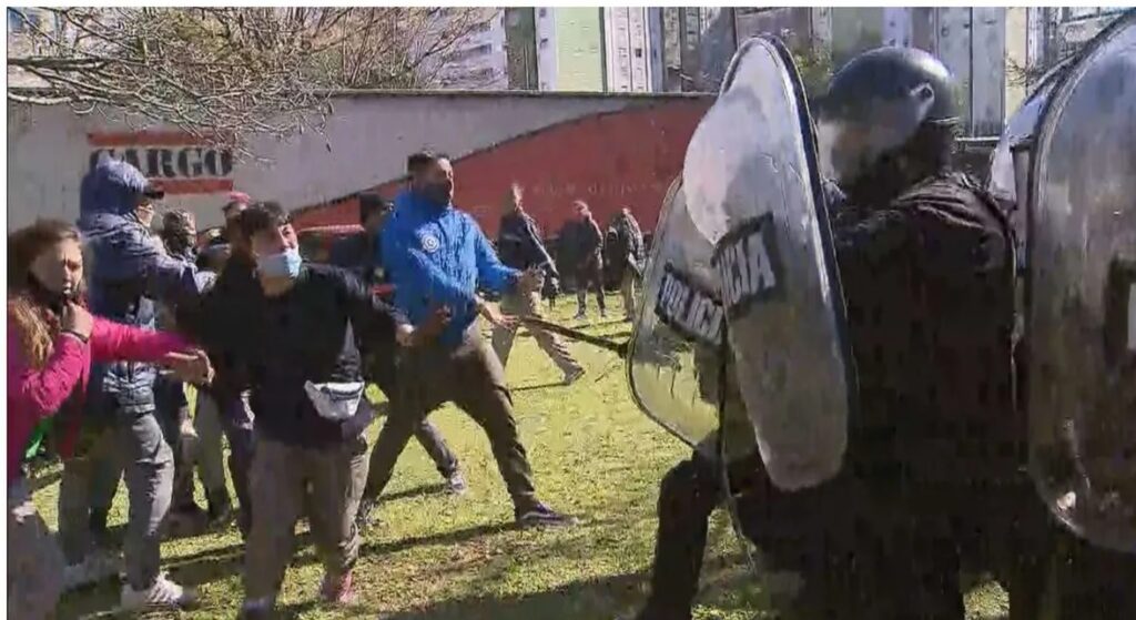 Villa Lugano: manifestantes cortaron la Autopista Dellepiane y se enfrentaron a piedrazos con policías