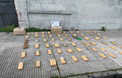 Llevaban 60 panes de marihuana en un auto, fueron detenidos