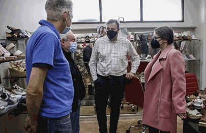 En campaña Marziotta visitó una fábrica de zapatos en Villa Soldati