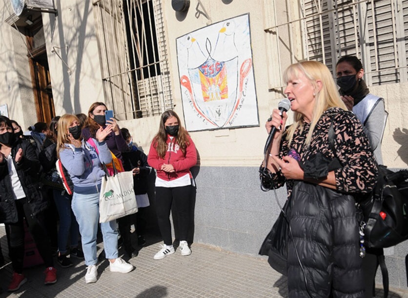 Parque Chacabuco: rechazo a la designación de un docente pro dictadura al frente de una escuela