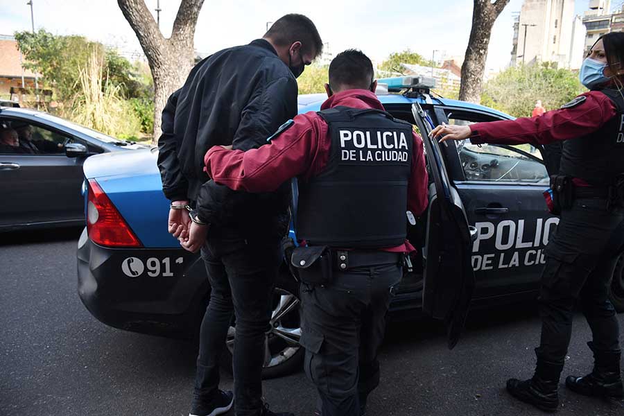 Detuvieron cinco hombres que entraron armados a un hotel familiar frente al Parque Estación