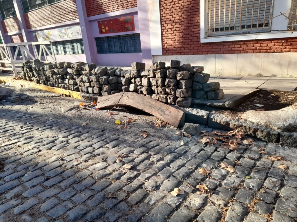 Levantan adoquines y hallan un durmiente antiguo de tranvía en una calle del APH de Floresta