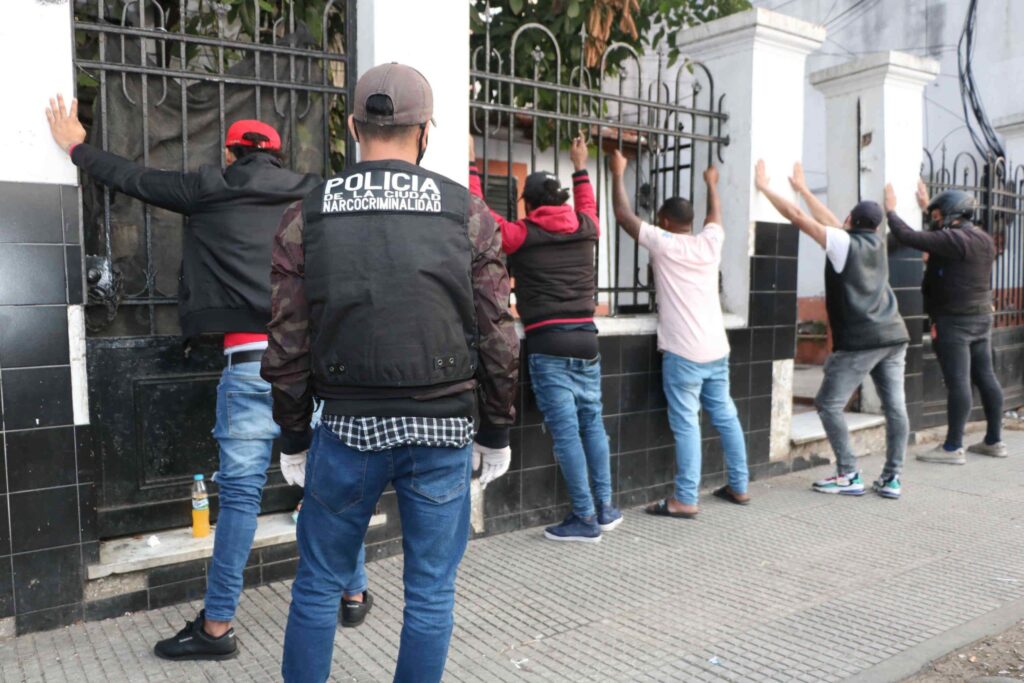 Flores: allanan un hotel clausurado y detienen a diez personas por venta de drogas