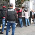 Flores: allanan un hotel clausurado y detienen a diez personas por venta de drogas