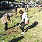 Vecinos Por la Ecología plantó árboles nativos en torno al arboretum del Parque Sarmiento