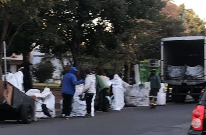 Quejas vecinales por una nueva parada cartonera en Plaza Alberdi