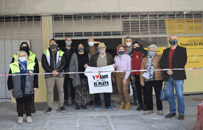 Visita de funcionarios y vecinos al Cine El Plata de Mataderos