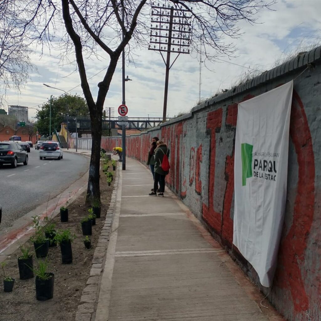 Parque de la Estación: vecinos harán una plantación comunitaria en los canteros de Díaz Vélez