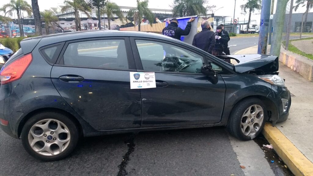 Asaltó a playeros de la Shell y fue detenido tras chocar por entrar de contramano a la General Paz