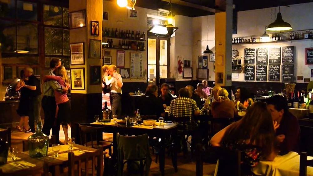 Rabrió el bar Los Laureles, un clásico de Barracas que había cerrado por la pandemia