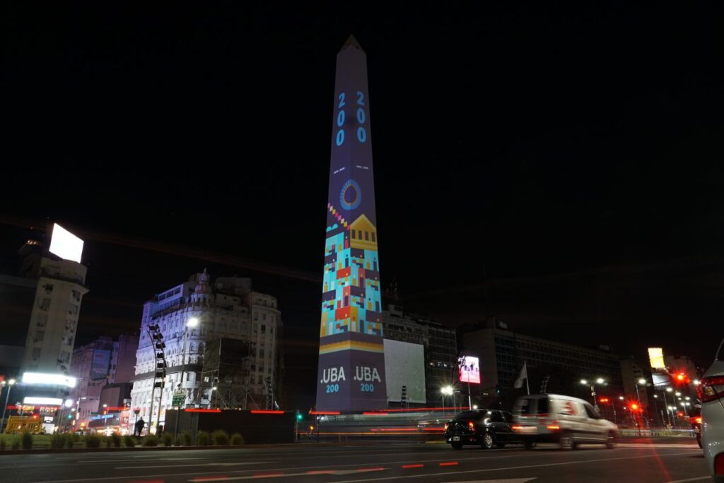 Ciudad realizó un mapping sobre el Obelisco por los 200 años de la UBA