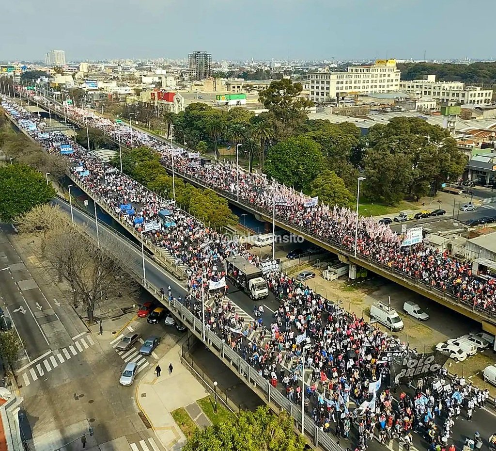 Caos en el centro: miles de piqueteros marcharon del Puente Pueyrredón al Ministerio de Desarrollo Social