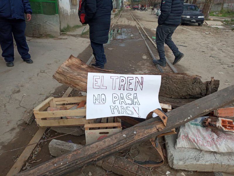 Barracas: un tren arroyó a una joven en el Barrio 21-24 y los vecinos cortaron las vías