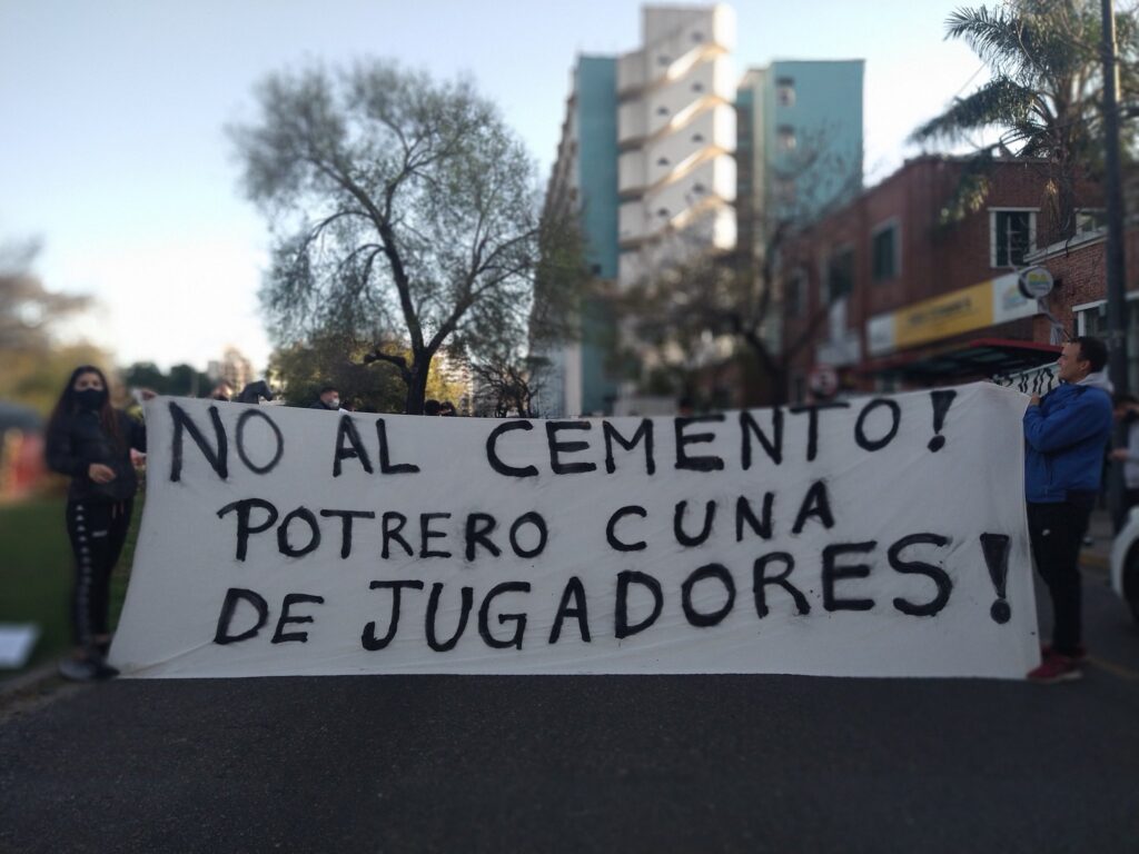 Vecinos protestaron frente a la Sede Comunal 6 contra las obras en la cancha del Parque Centenario