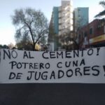 Vecinos protestaron frente a la Sede Comunal 6 contra las obras en la cancha del Parque Centenario