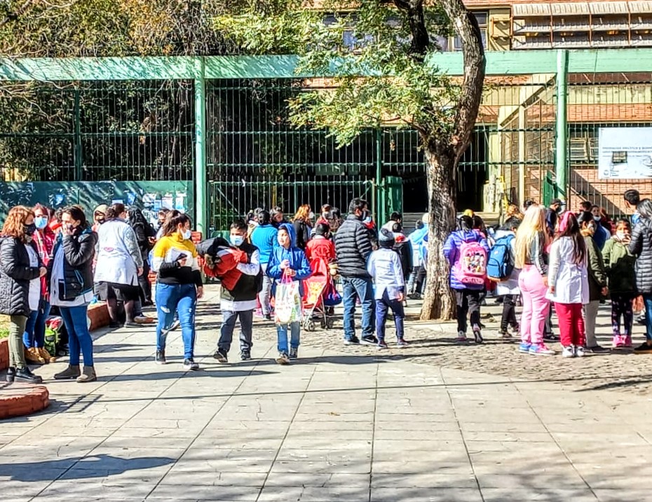 Evacuaron una escuela de Flores por un principio de incendio