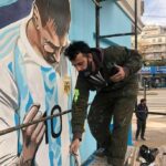 Un artista urbano pinta un mural en homenaje a Lionel Messi en Balbín y Jaramillo