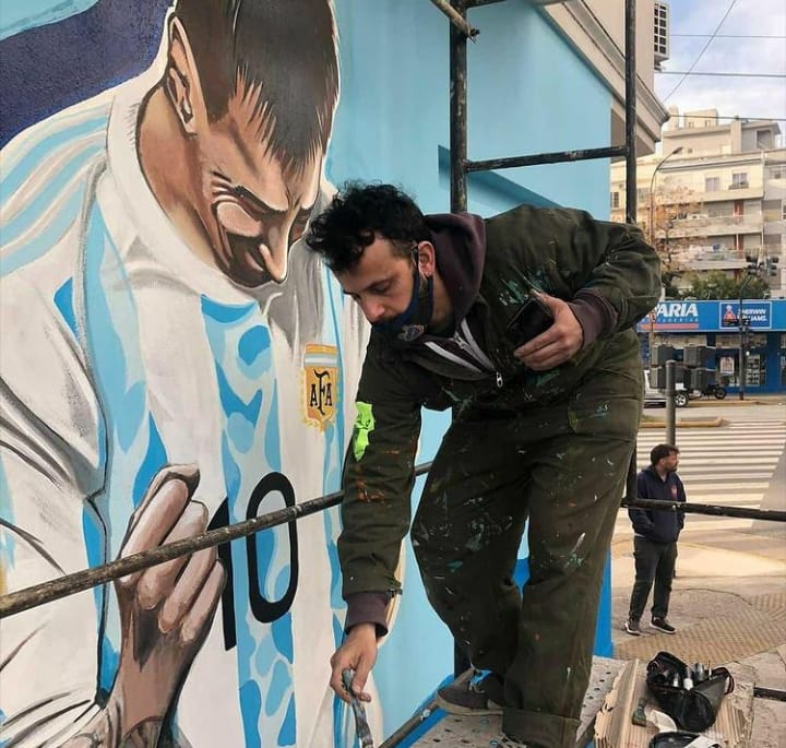 Un artista urbano pinta un mural en homenaje a Lionel Messi en Balbín y Jaramillo