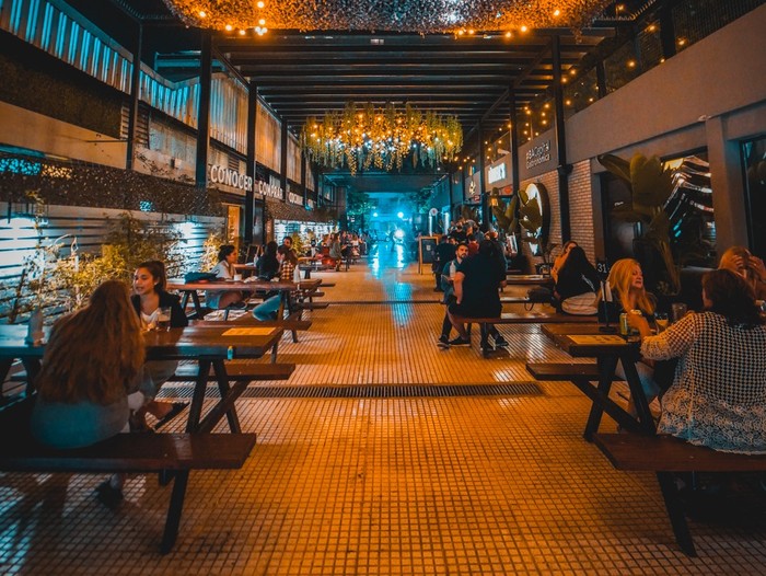 La Ciudad extendió el horario nocturno hasta la 1 am y amplió el aforo en bares y restaurantes