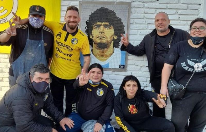 Agronomía: inauguran un mosaico en homenaje a Diego Maradona en el Club Comunicaciones