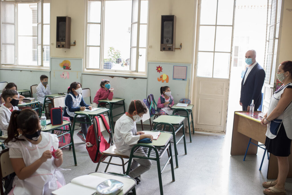 Rehabilitan los comedores y regresan a las escuelas porteñas 290 mil alumnos del nivel primario