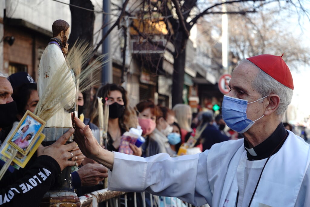 Miles de personas se congregaron en Liniers para una inédita celebración del día de San Cayetano