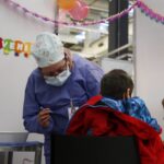 Ciudad ya vacuna en cuatro sedes a más de 9.000 adolescentes de 12 a 17 años con condiciones priorizadas