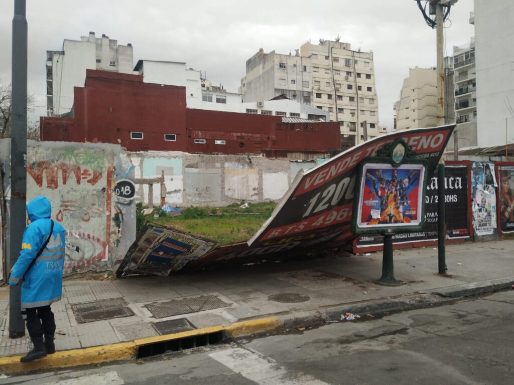 Por el mal tiempo, cayeron árboles y se volaron cartelones en distintos barrios porteños