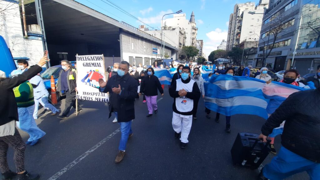Trabajadores del Hospital Ramos Mejía realizaron un banderazo en reclamo de mejoras salariales