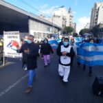Trabajadores del Hospital Ramos Mejía realizaron un banderazo en reclamo de mejoras salariales
