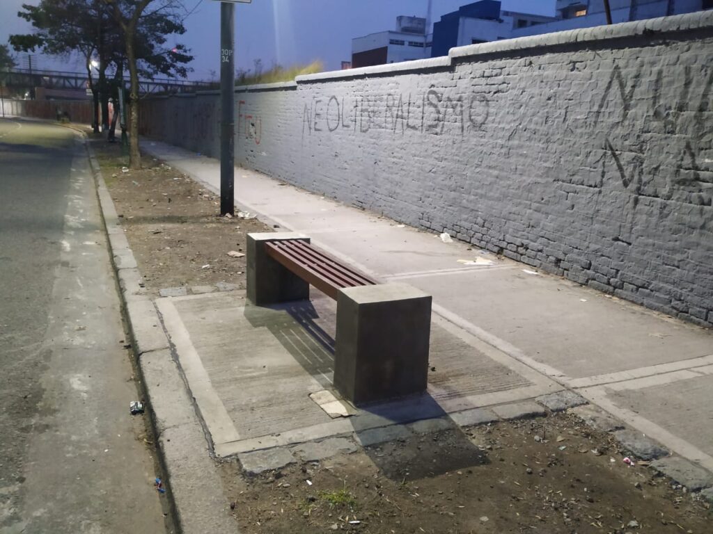 Parque de la Estación: instalaron bancos en los canteros de la curva de Díaz Vélez