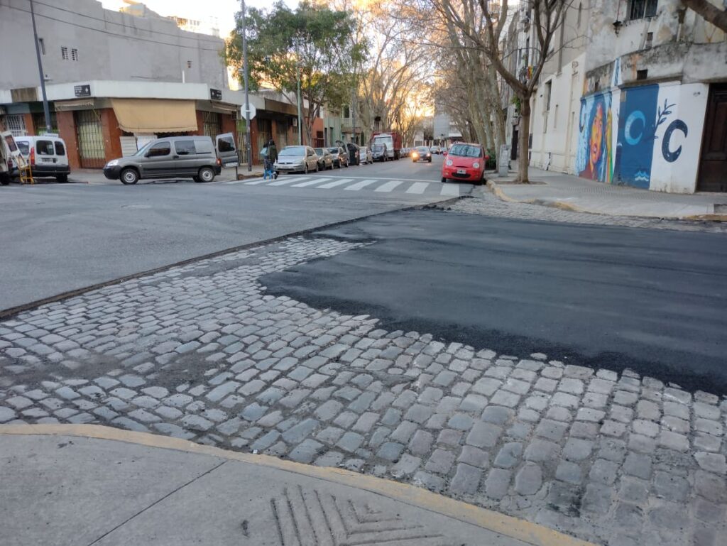 Gracias a la lucha de los vecinos suspendieron el asfaltado de adoquines en la calle Bustamante