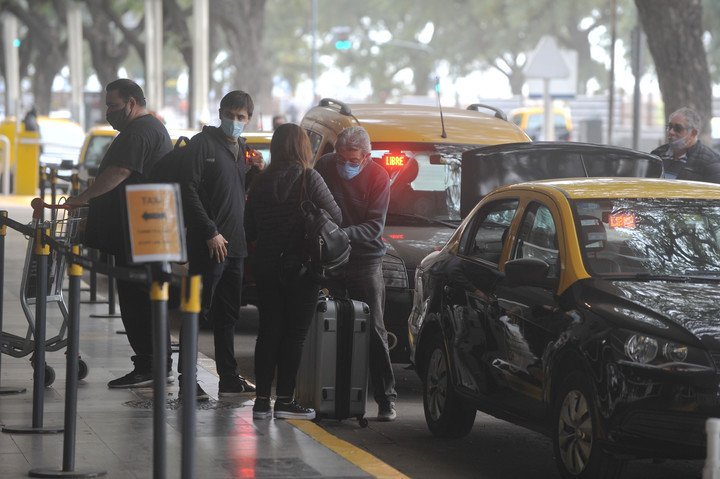 Restablecen la tarifa prefijada para taxis en Aeroparque con una app para el celular