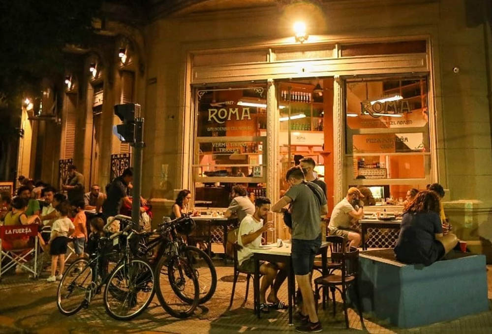 La Comuna 3 homenajea al Bar Roma del Abasto por sus 94 años y fija una placa conmemorativa