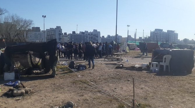Fuerte operativo para desalojar a más de 100 familias que ocupan tierras ferroviarias en torno al Barrio 21-24