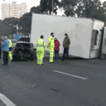 Un camión aplastó a un auto en Avenida General Paz