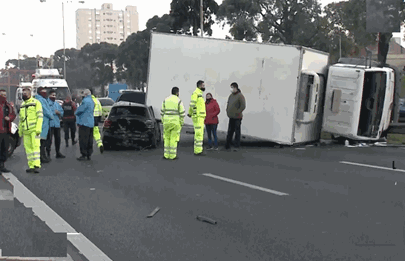Un camión aplastó a un auto en Avenida General Paz