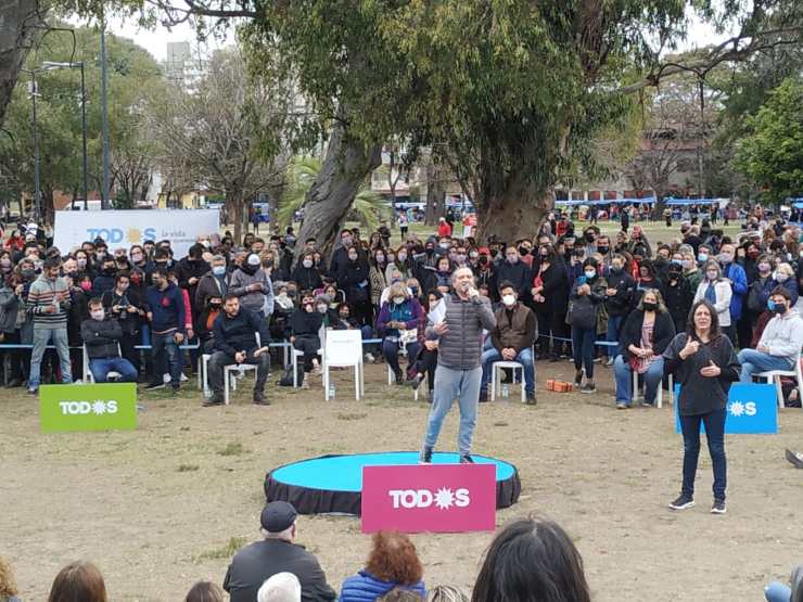 En Parque Saavedra, Leandro Santoro llamó a votar por una “mayoría popular” en la Ciudad
