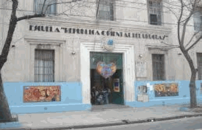 En el Día de la Independencia visitan escuela República Oriental del Uruguay