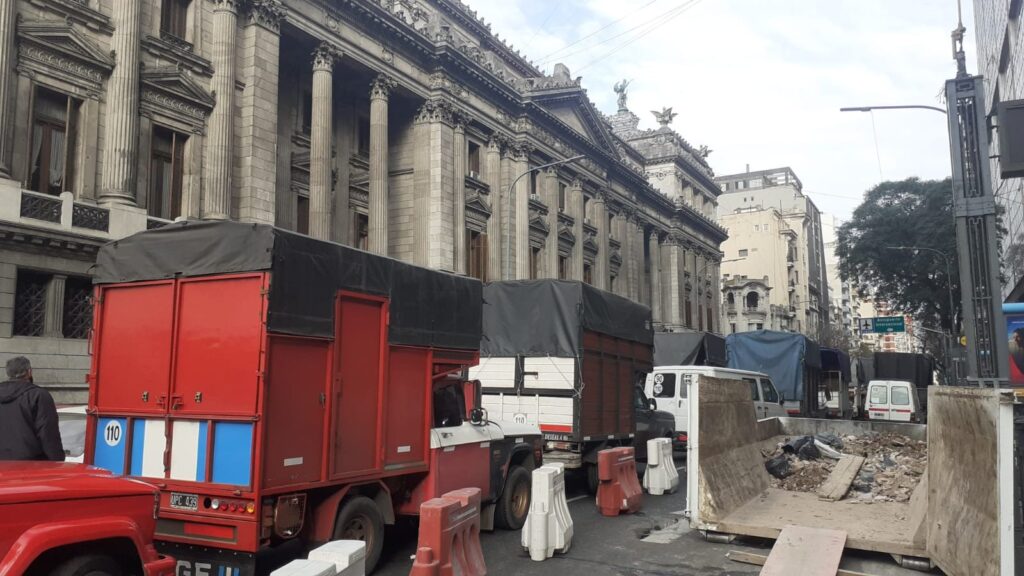 Fleteros obstruyeron el tránsito frente al Congreso en una protesta contra cambios en las homologaciones