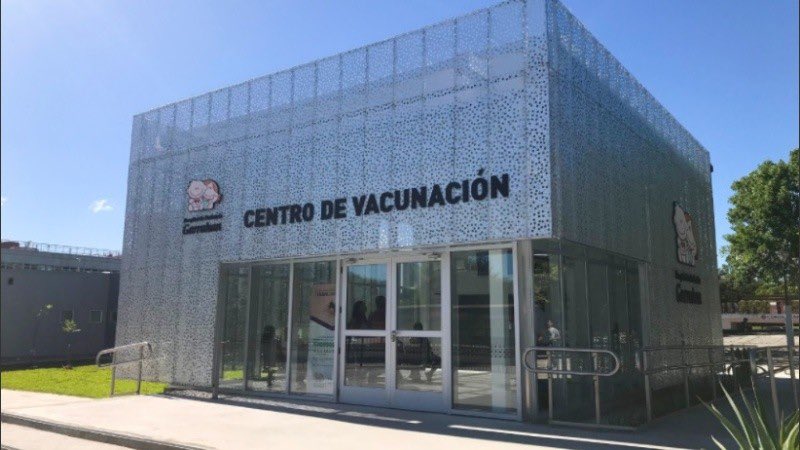 El Hospital Garrahan empezó a aplicar dosis de Moderna a menores de edad con factores de riesgo