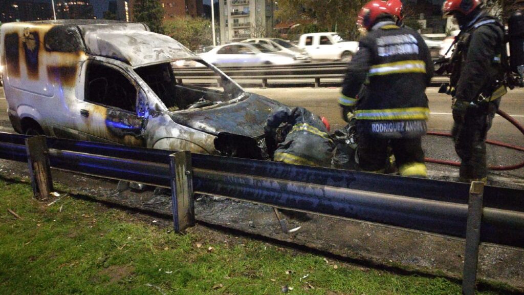 Se incendió una camioneta en General Paz y Zapiola