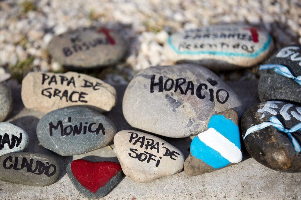 Marcha de las Piedras: Nación construirá un memorial con las ofrendas de familiares a los muertos de Covid-19