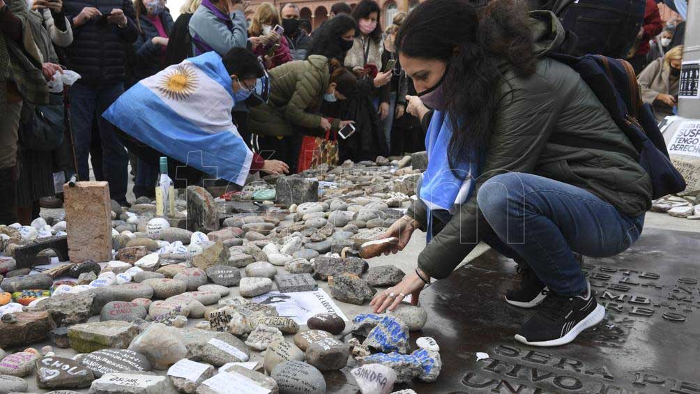 Con las piedras dejadas harán un espacio en memoria de los fallecidos en pandemia