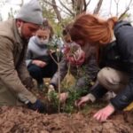 El GCBA y vecinas de Saavedra plantaron árboles nativos en los reservorios del Parque Sarmiento