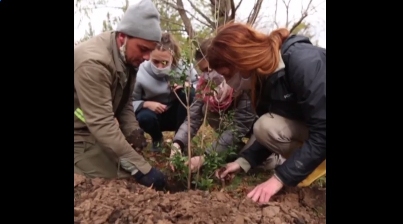 El GCBA y vecinas de Saavedra plantaron árboles nativos en los reservorios del Parque Sarmiento