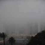 Una densa niebla cubre la Ciudad y dificulta el tránsito